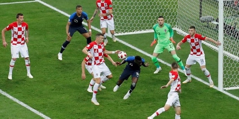 Phạm lỗi bóng chạm tay trong vòng cấm địa sẽ phải nhận thẻ đỏ